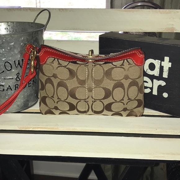 Coach Handbags - 🔥Coach Wrislet❗️